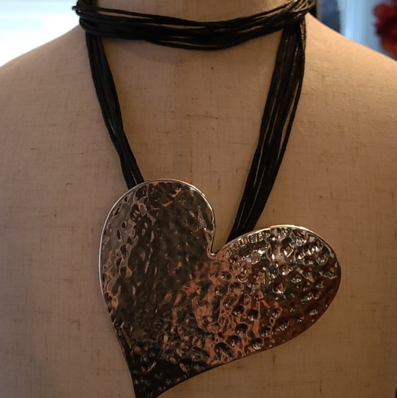 TRÏBE Large Hammered Silver Heart On Leather Like Necklace NWT - Picture 2 of 4